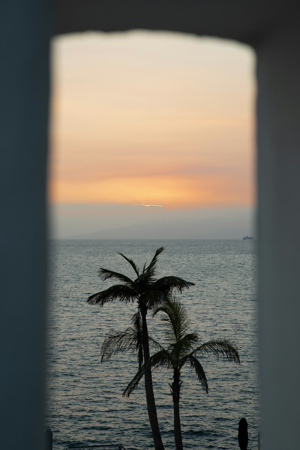 窓越しの海の景色