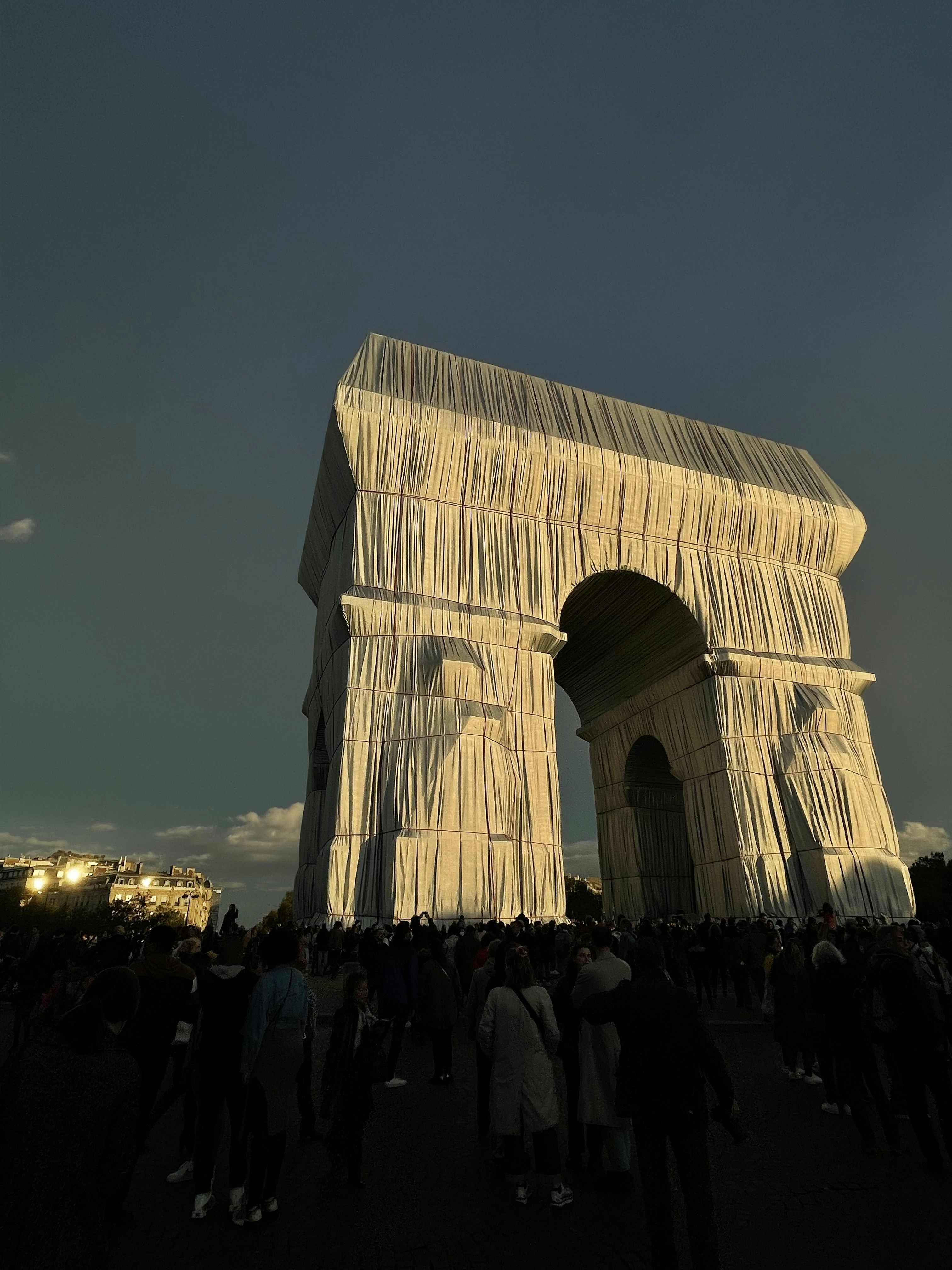 un groupe de personnes debout autour d’une grande structure