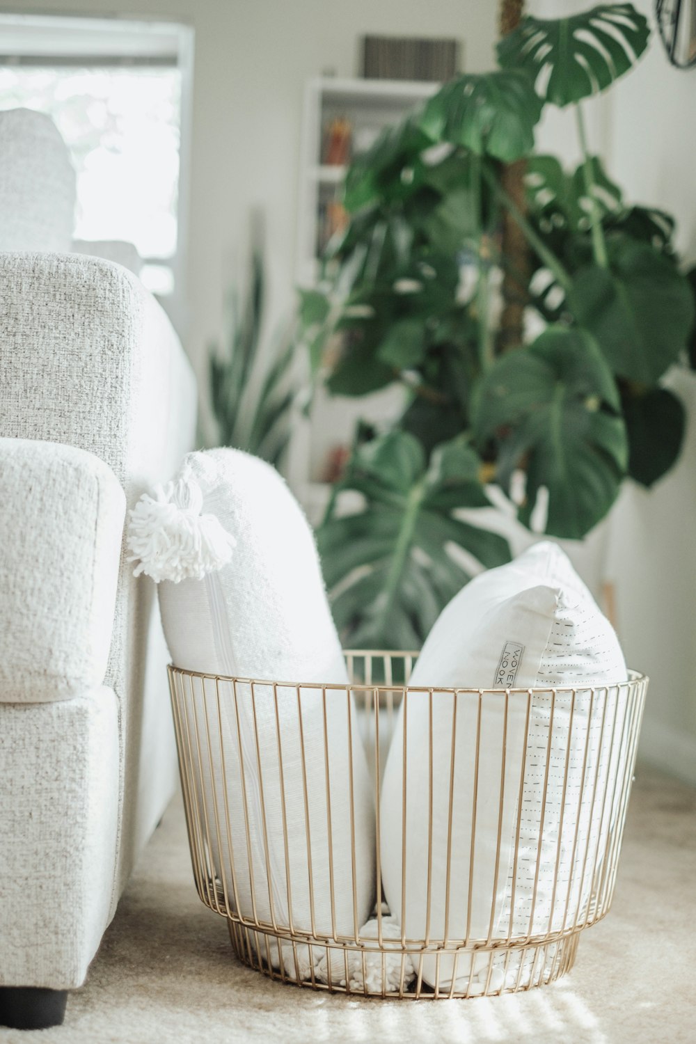 une chaise blanche et un panier au sol