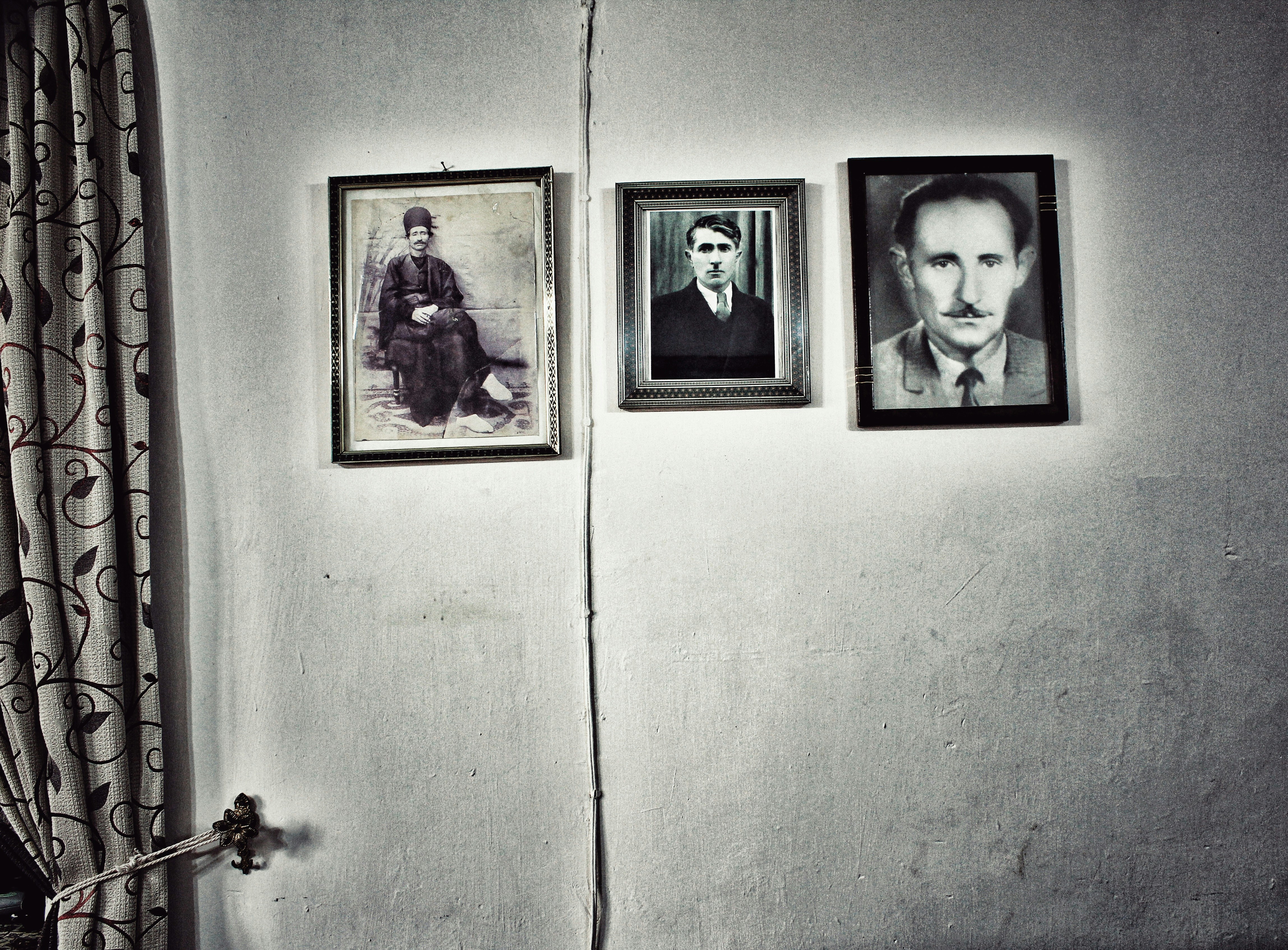 Ein Raum mit drei Bildern an der Wand