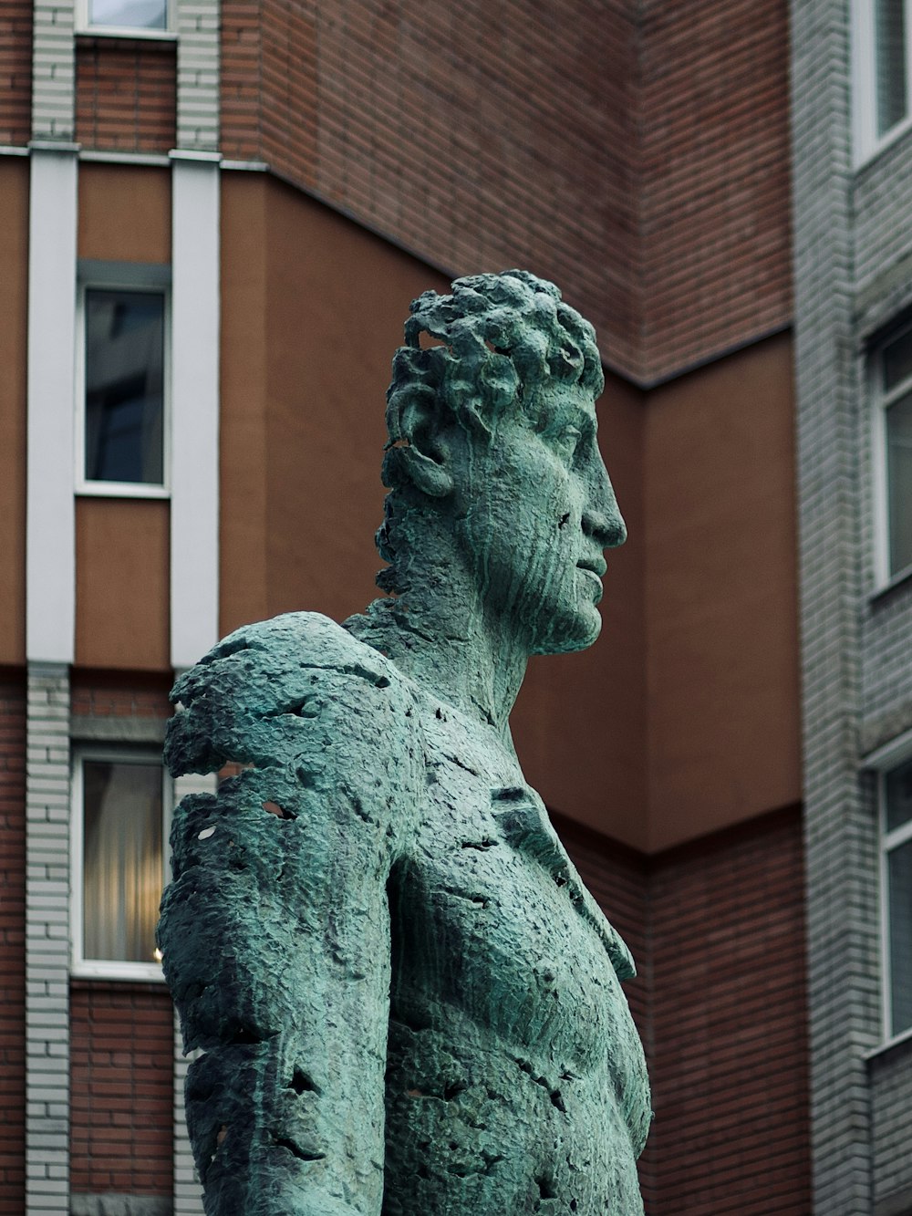 une statue d’un homme devant un bâtiment