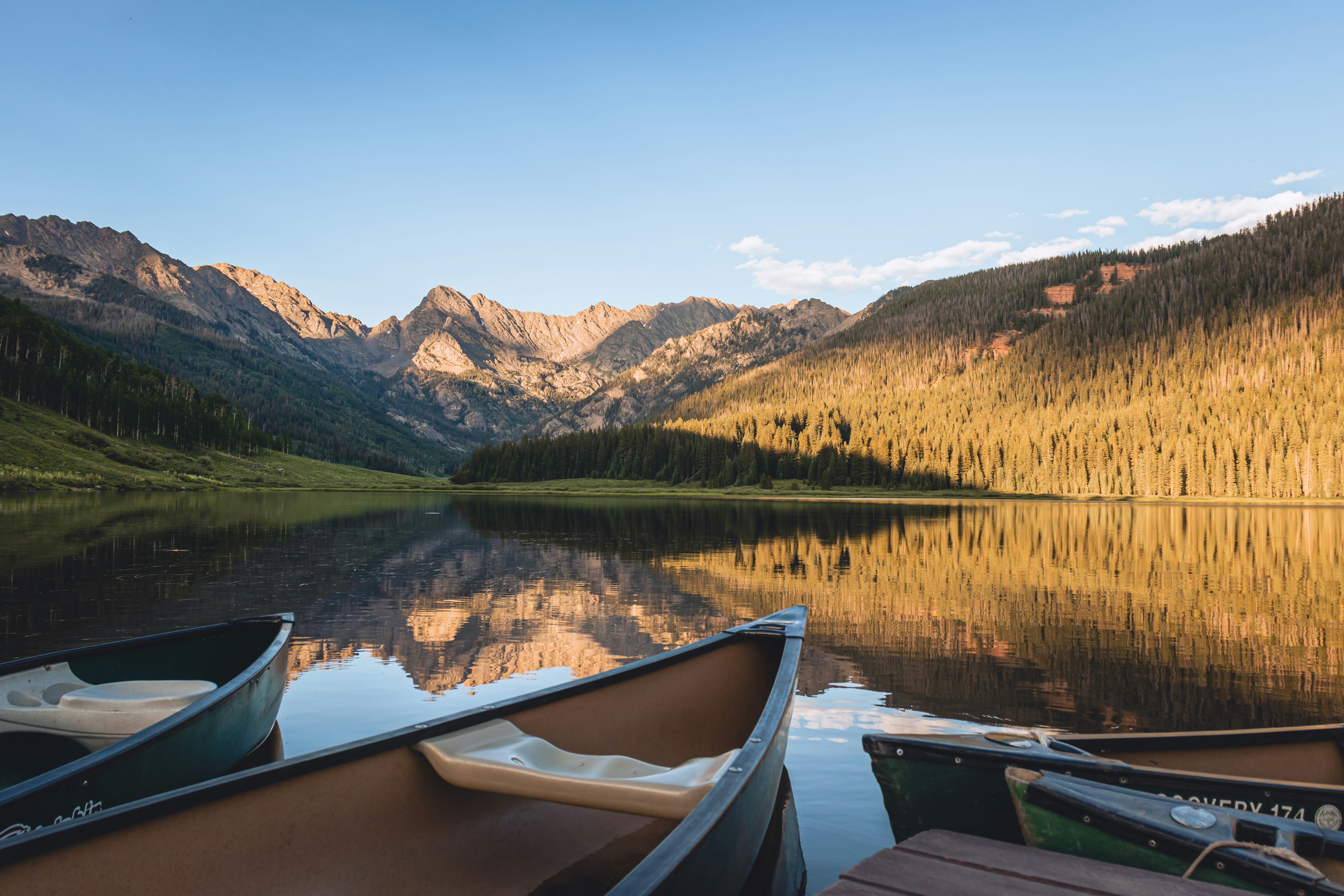 a couple of boats sitting on top of a lake