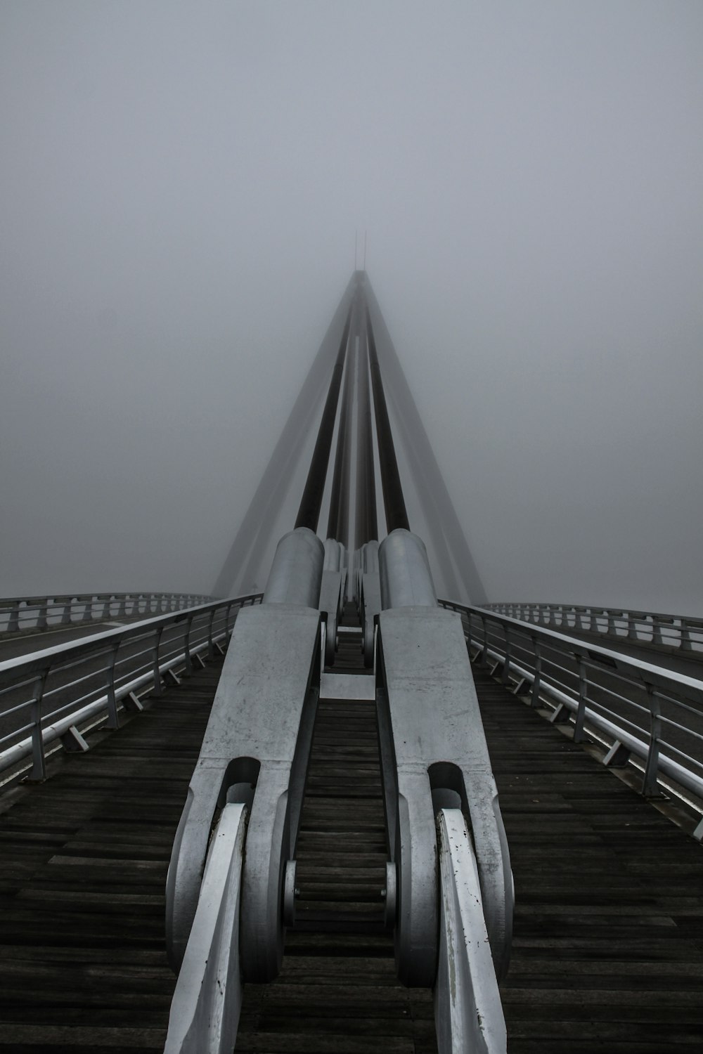 Un très long pont qui est dans le brouillard