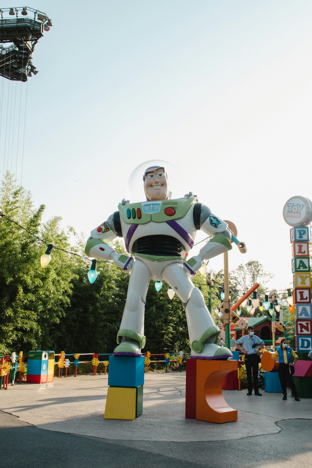 Un grand jouet Buzz Lightyear debout au sommet d’un bloc