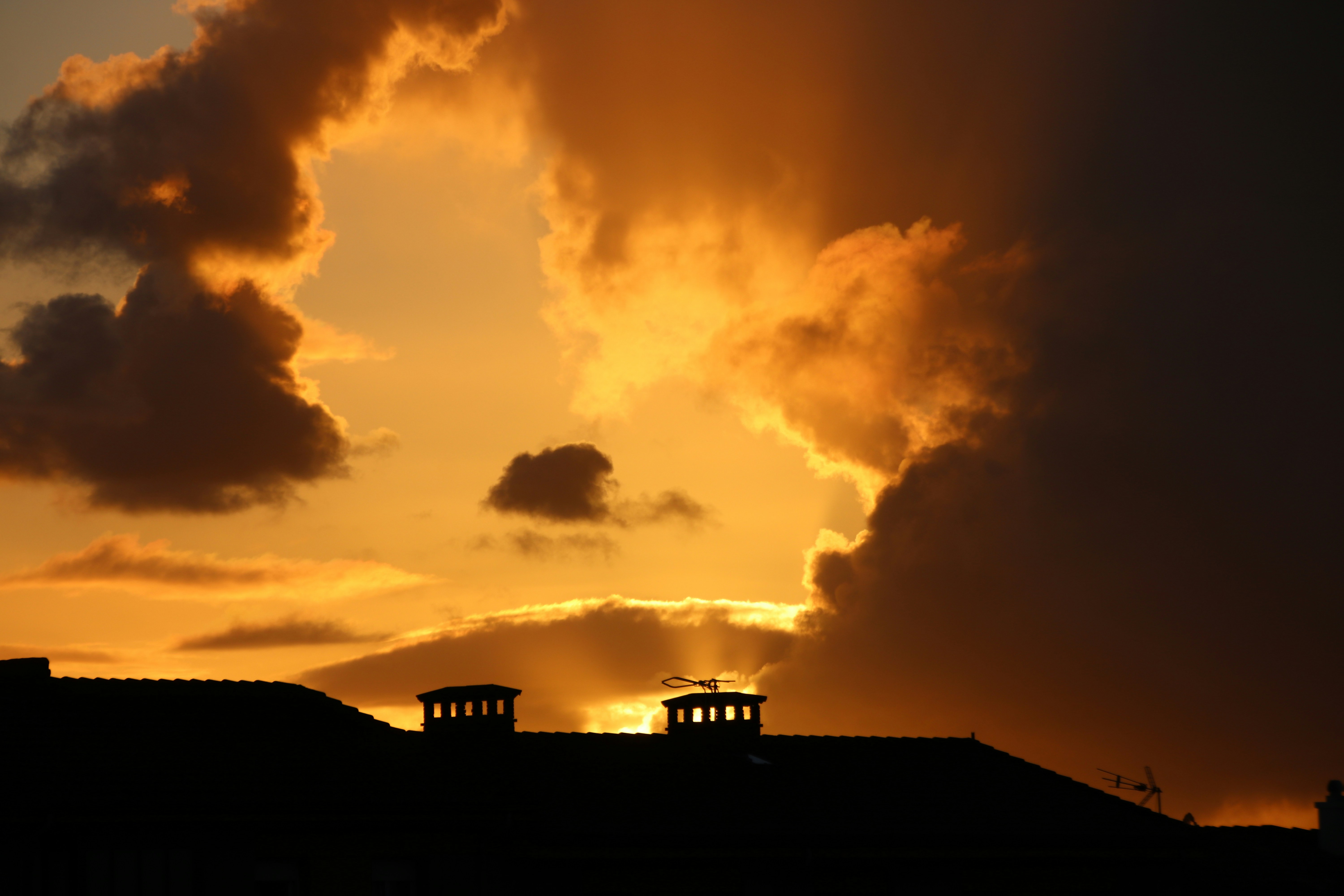 vestiges romains baignés d’or au soleil couchant