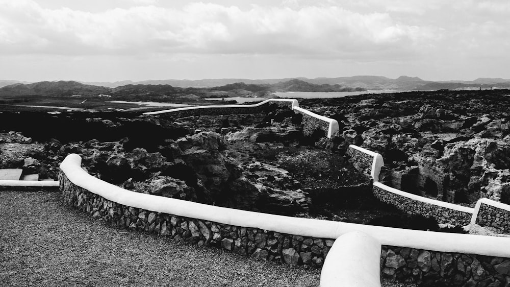 Una foto en blanco y negro de un muro de piedra