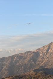 An intermediate pilot soaring smoothly above Taiwan’s lush mountains.