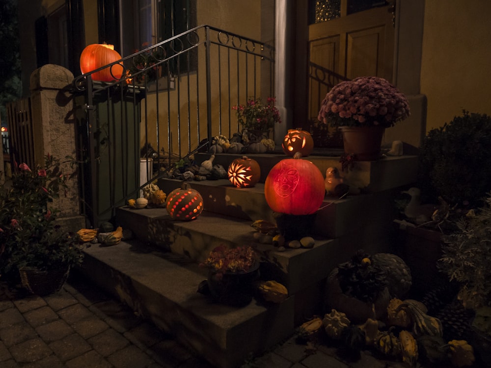 una serie di gradini decorati con zucche e fiori