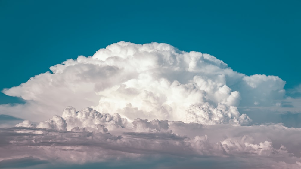 Una grande nuvola bianca è nel cielo