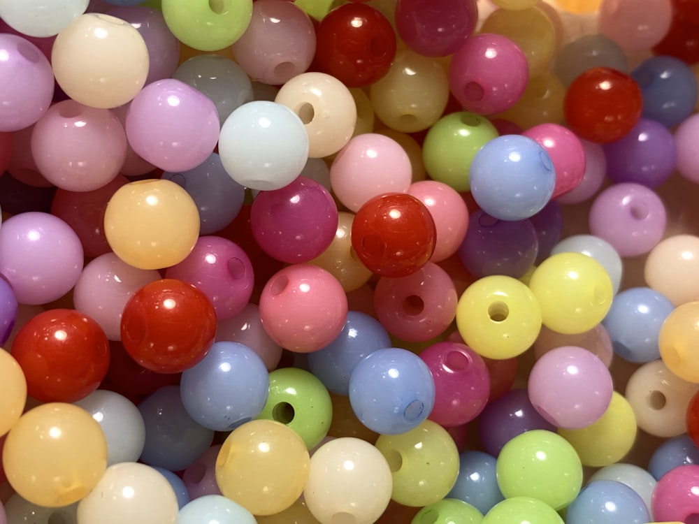 a close up of a bunch of beads