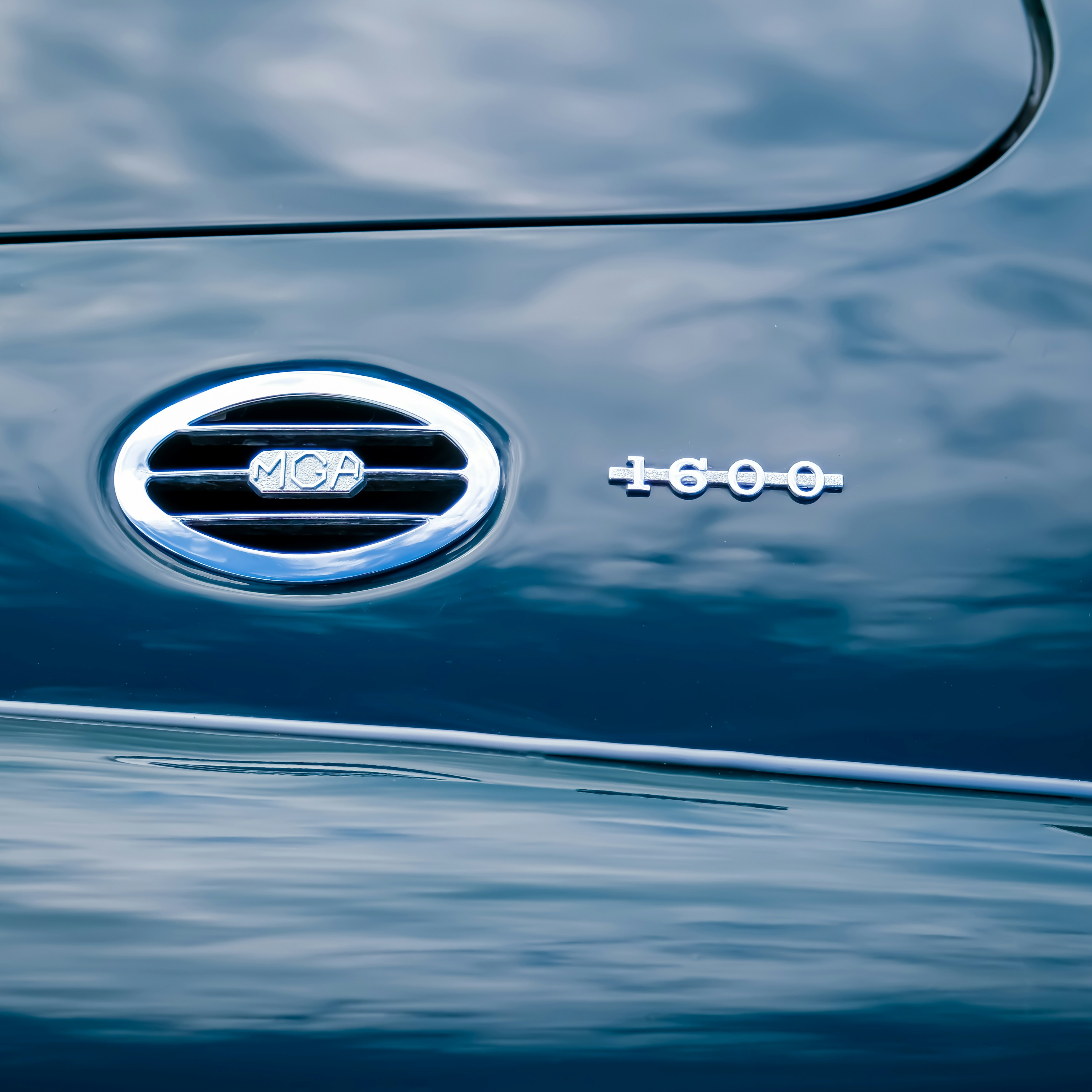 Eine Nahaufnahme des Emblems auf einem Auto