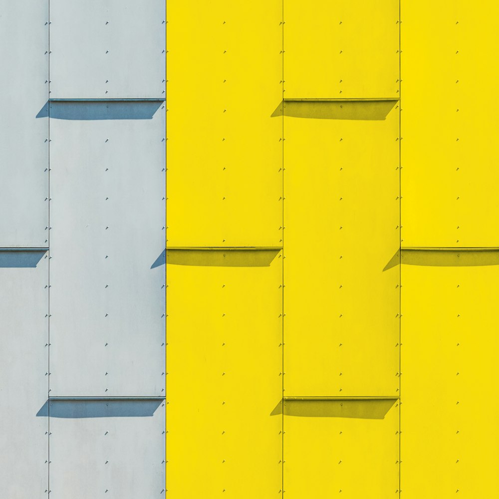 Nahaufnahme eines gelben und eines blauen Gebäudes