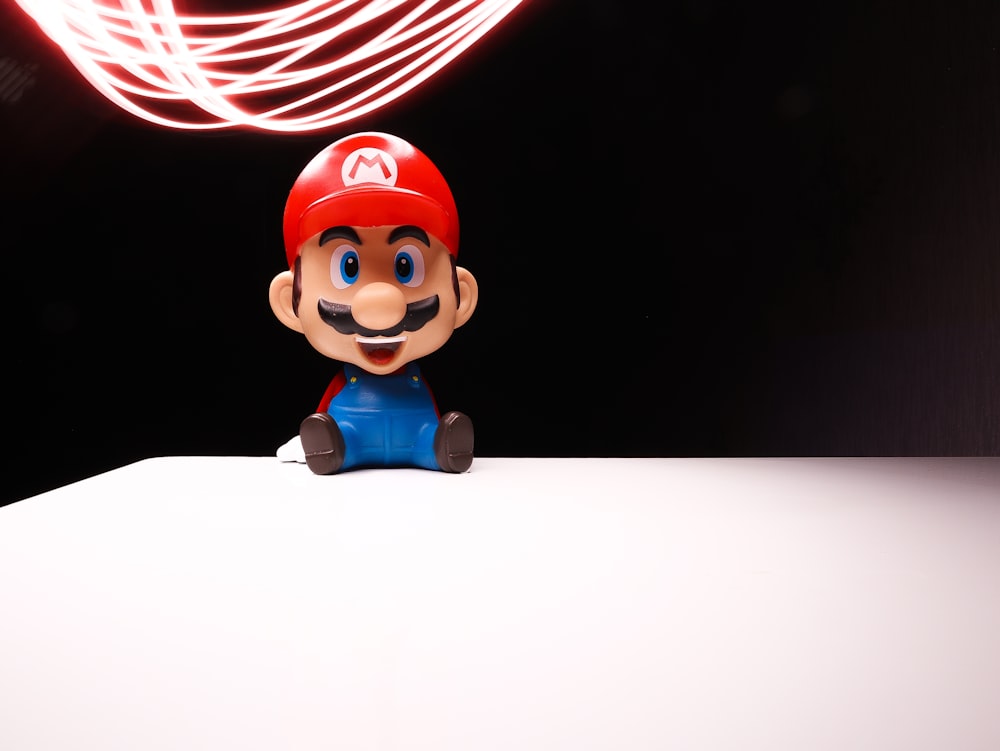 Eine Nintendo-Figur sitzt auf einem Tisch