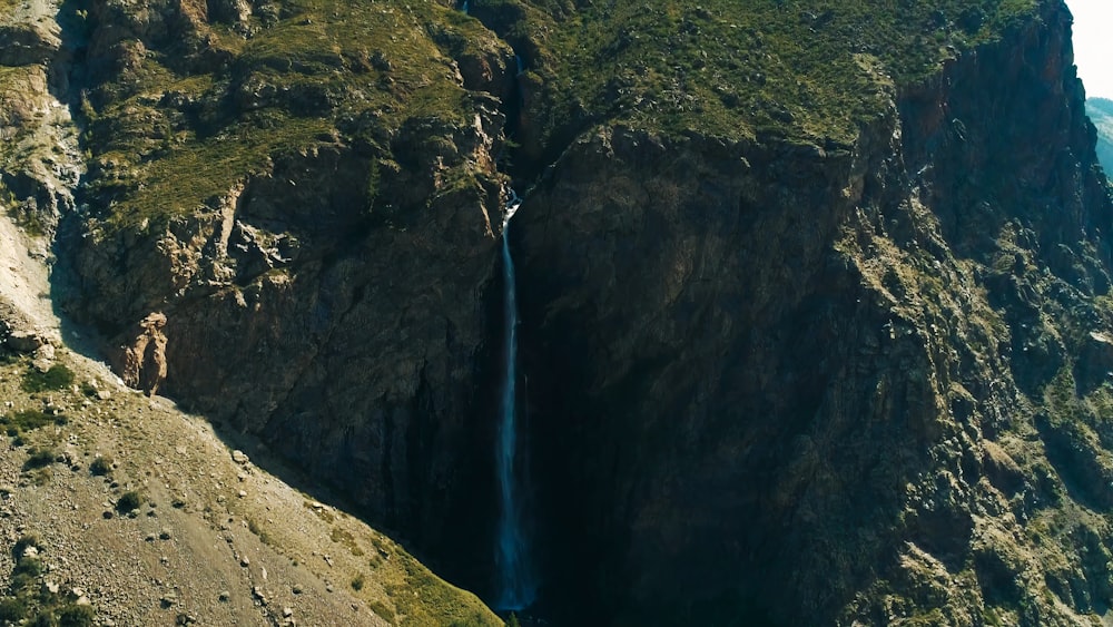 uma grande cachoeira no meio de uma montanha