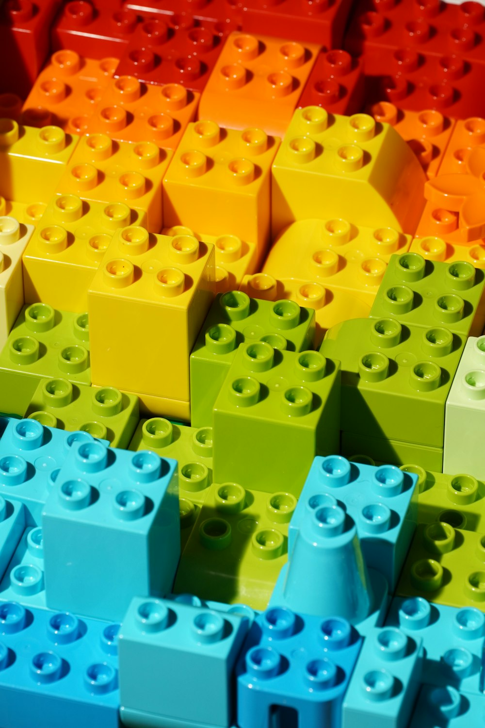Un primer plano de muchos legos de diferentes colores