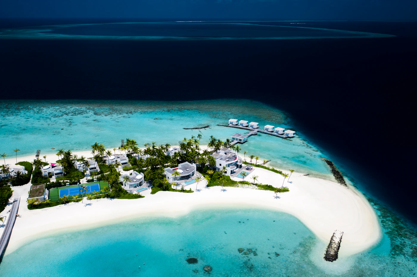 Resortinsel mit Lagune und Wasservillen im Baa-Atoll aus der Luft