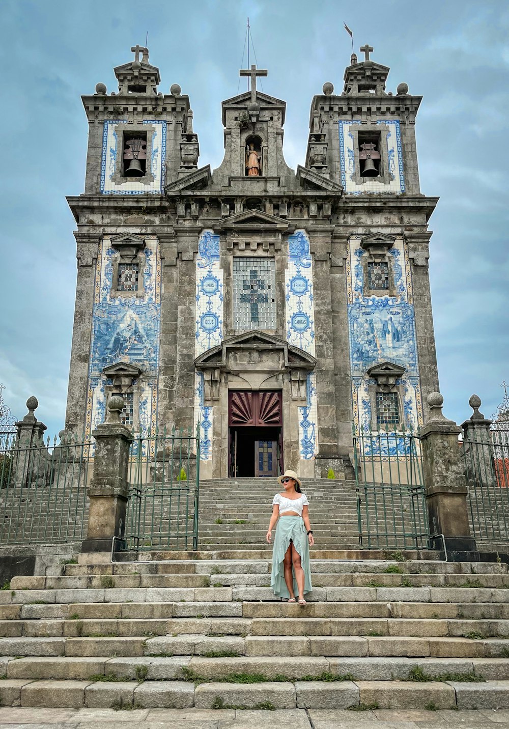 uma mulher em pé na frente de uma igreja