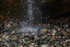 Cascade naturelle en pierre