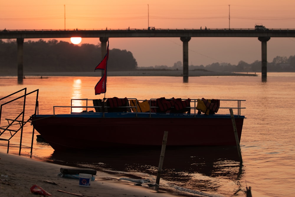 Ein Boot auf dem Wasser mit einer Brücke im Hintergrund