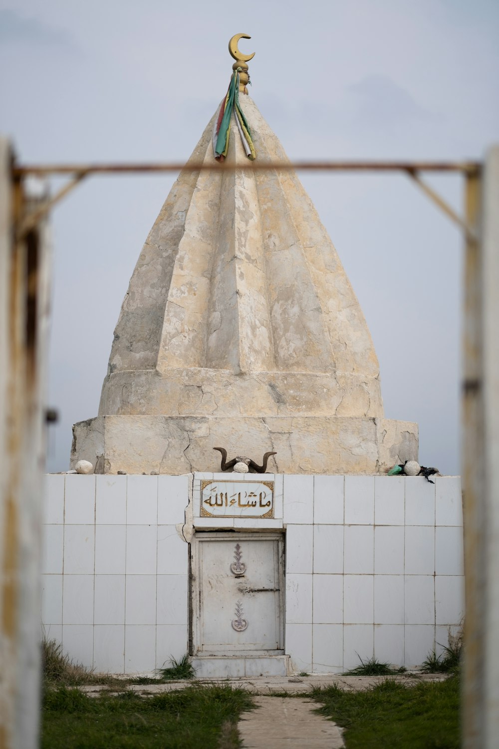 un grand bâtiment blanc surmonté d’une statue