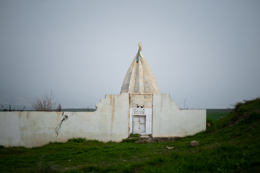 un bâtiment blanc surmonté d’un clocher