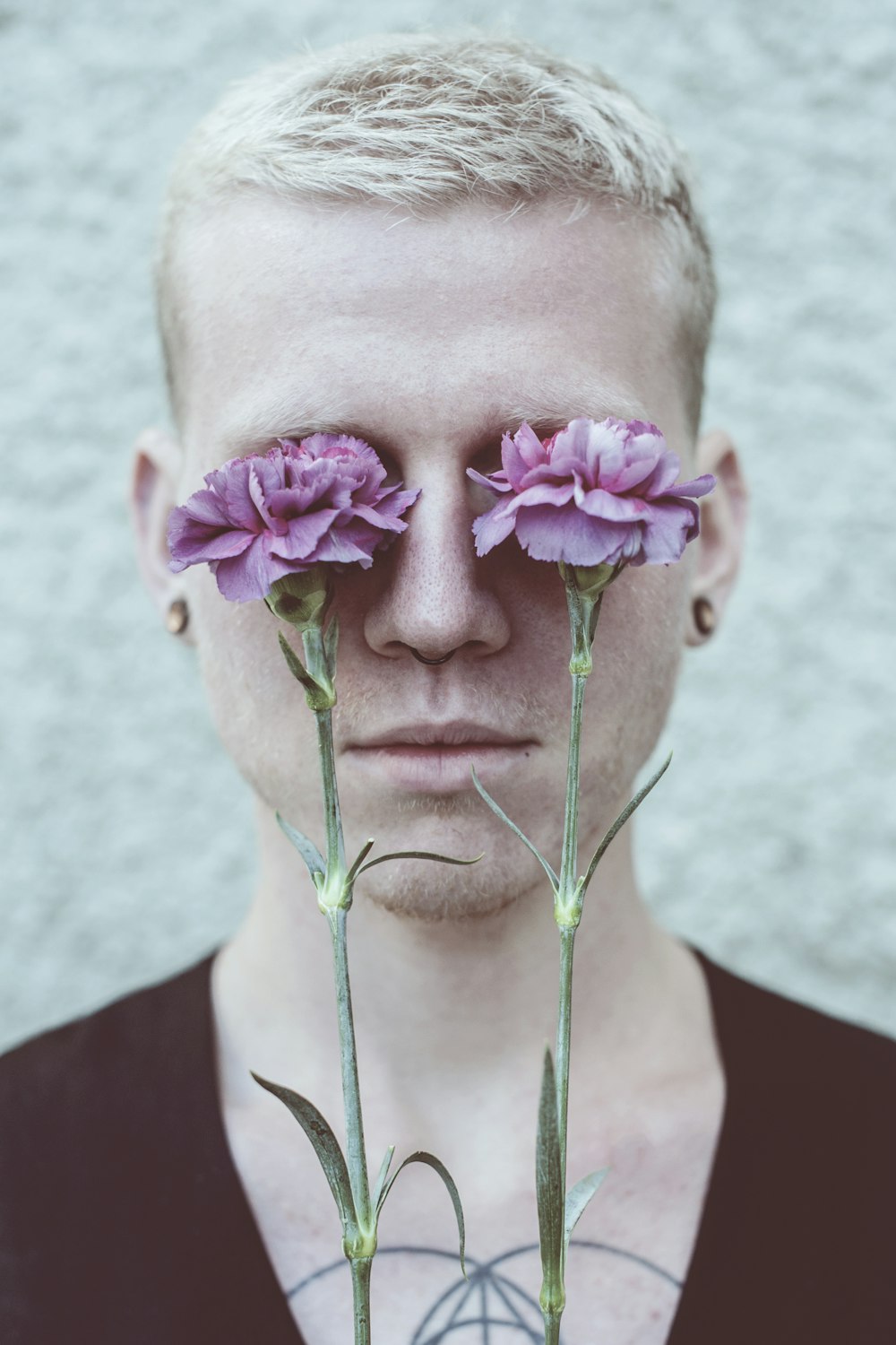 Un hombre con tres flores en los ojos