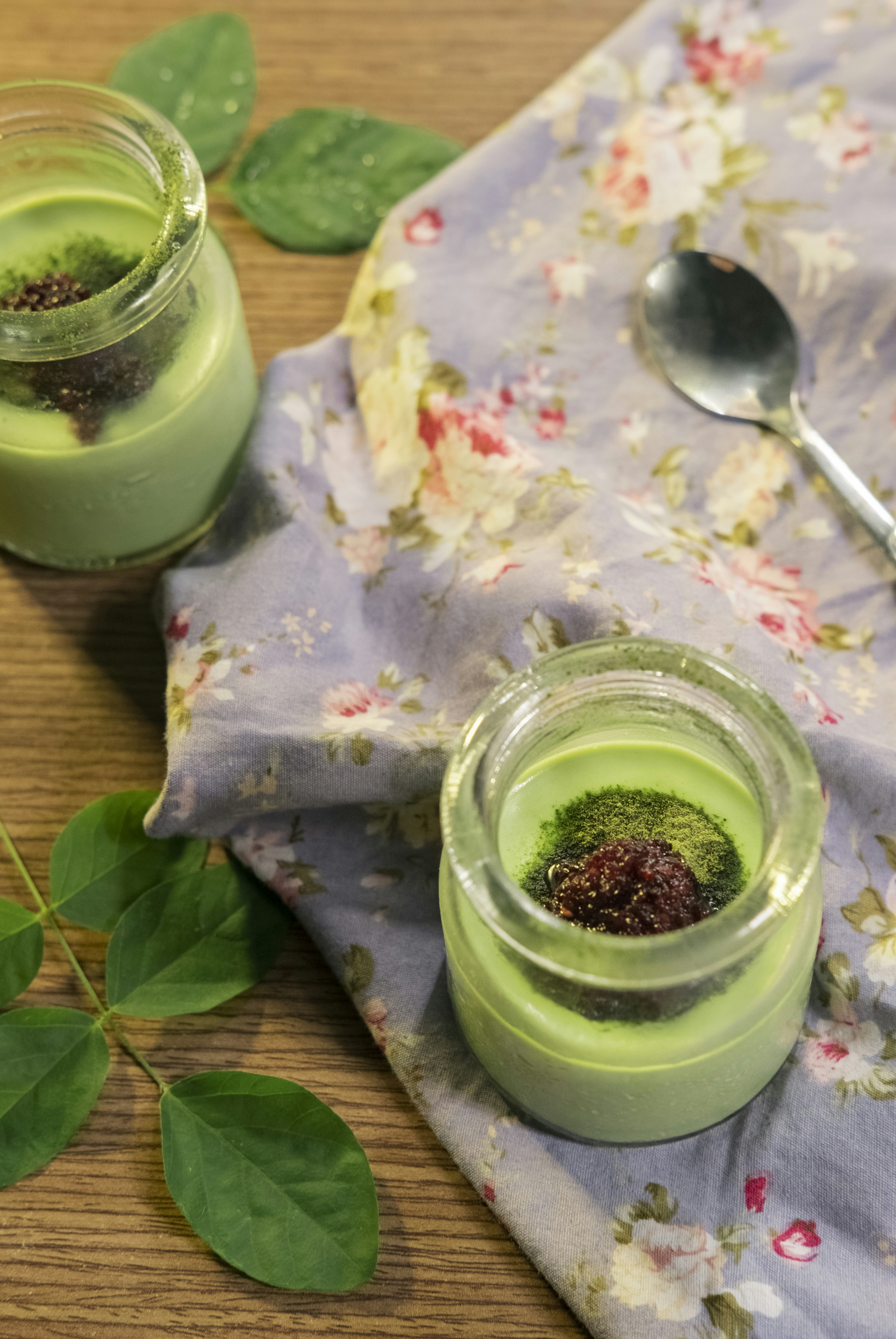 Dessert matcha teh hijau, hijau cerah, cahaya alami lembut, presentasi minimal bersih