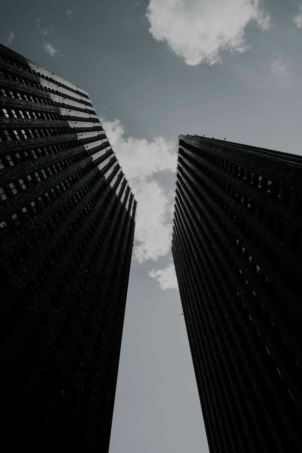 Una foto in bianco e nero di due edifici alti