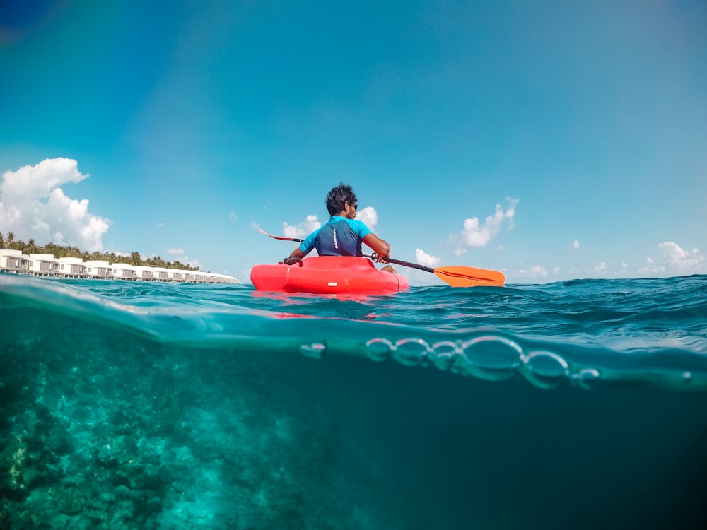 Una persona montando un kayak en el océano
