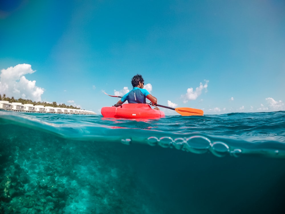 Eine Person, die ein Kajak im Meer fährt