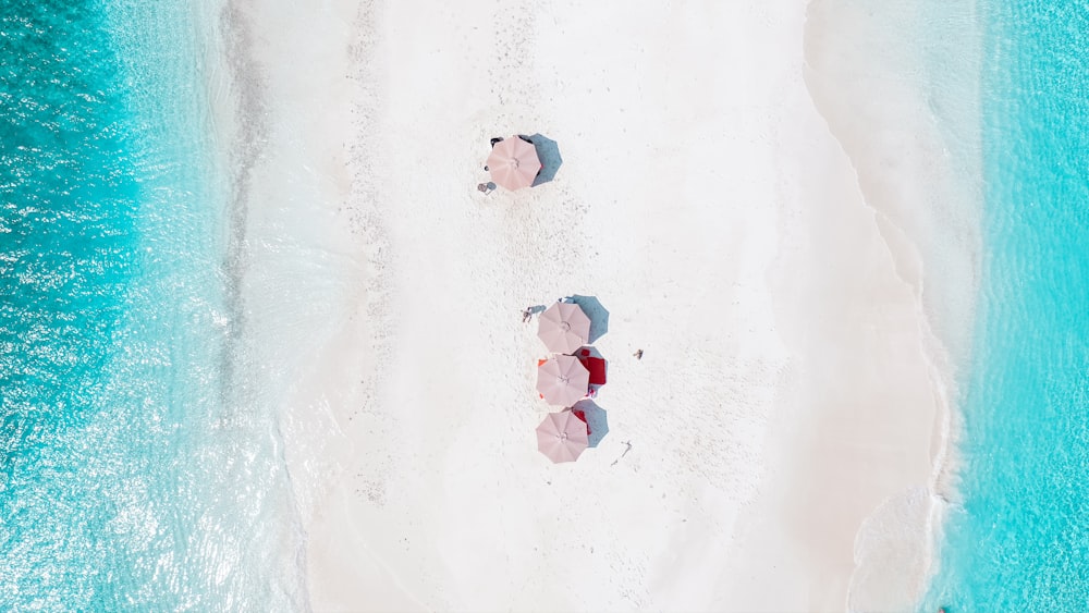 Una vista aérea de una playa de arena y agua azul