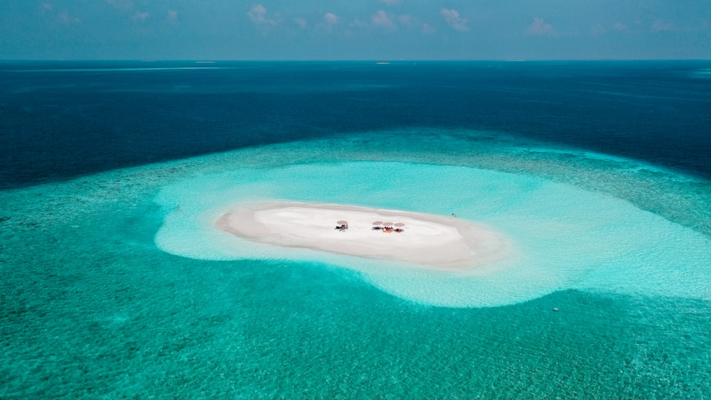 Una pequeña isla en medio del océano