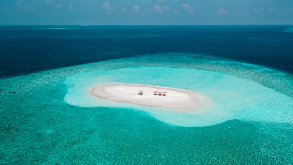 uma pequena ilha no meio do oceano