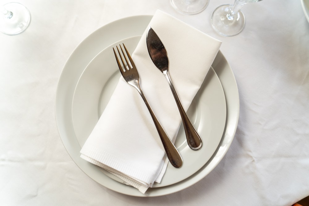 Ein silberner Löffel sitzt auf einem Tisch