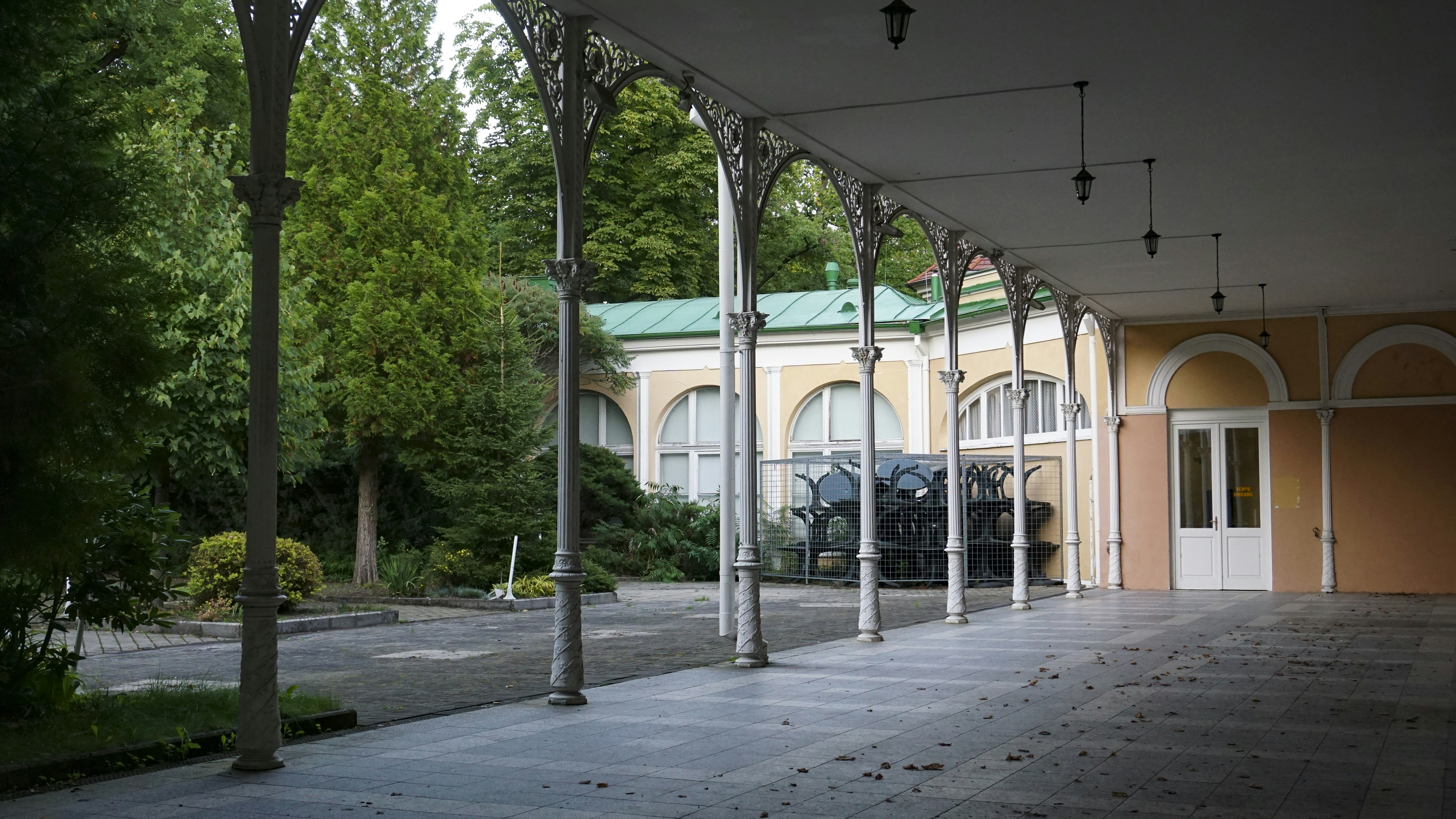 Monceau-architecture : Parc, musée & belle église