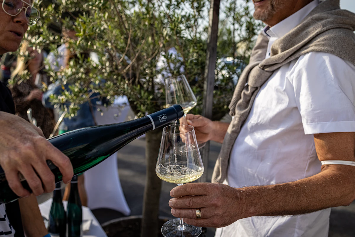 Service de vin blanc Sauvignon lors d'une dégustation en plein air - convivialité et partage