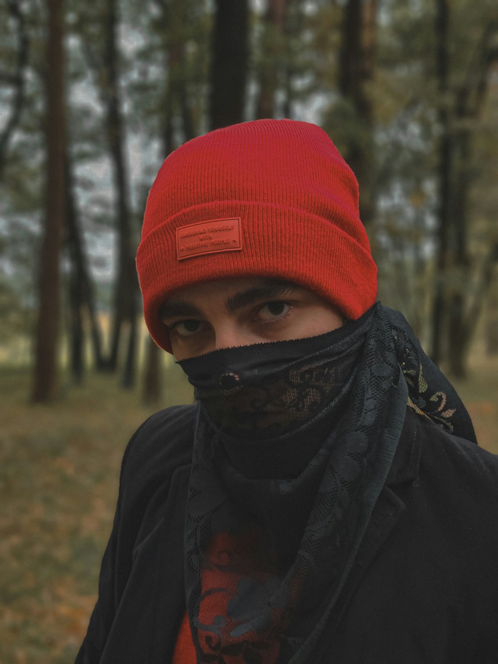 Un homme portant un chapeau rouge et un foulard noir