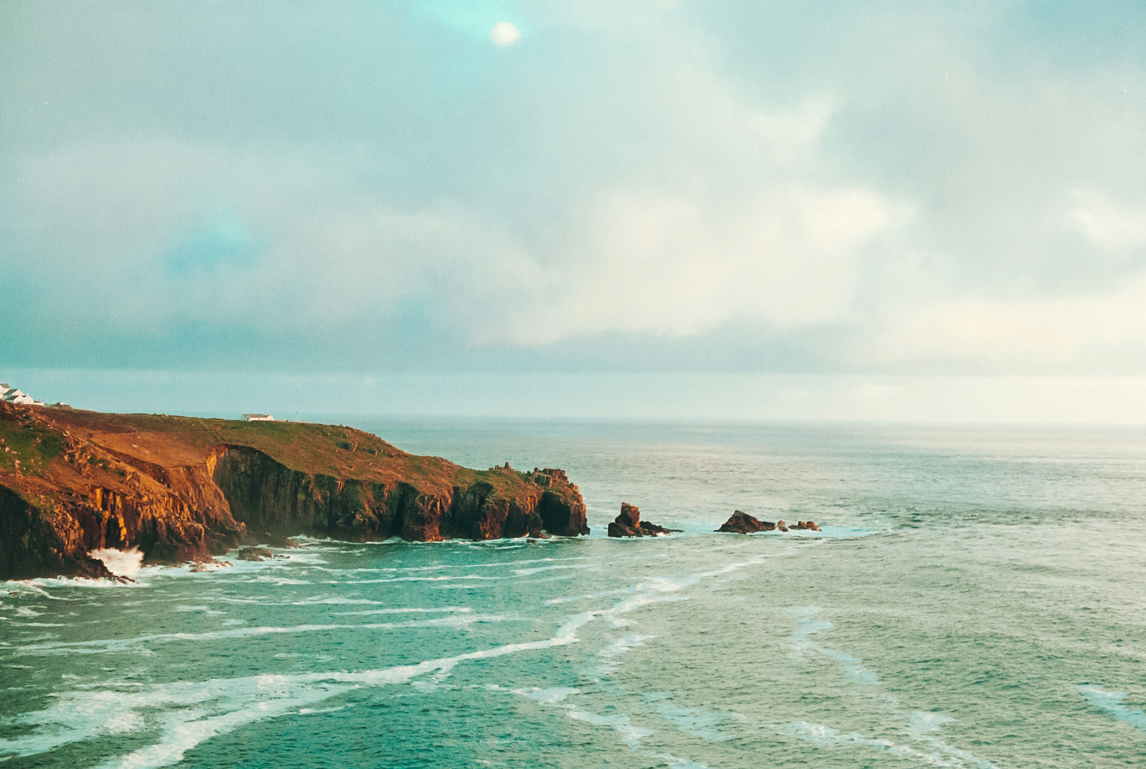 un cuerpo de agua cerca de una costa rocosa