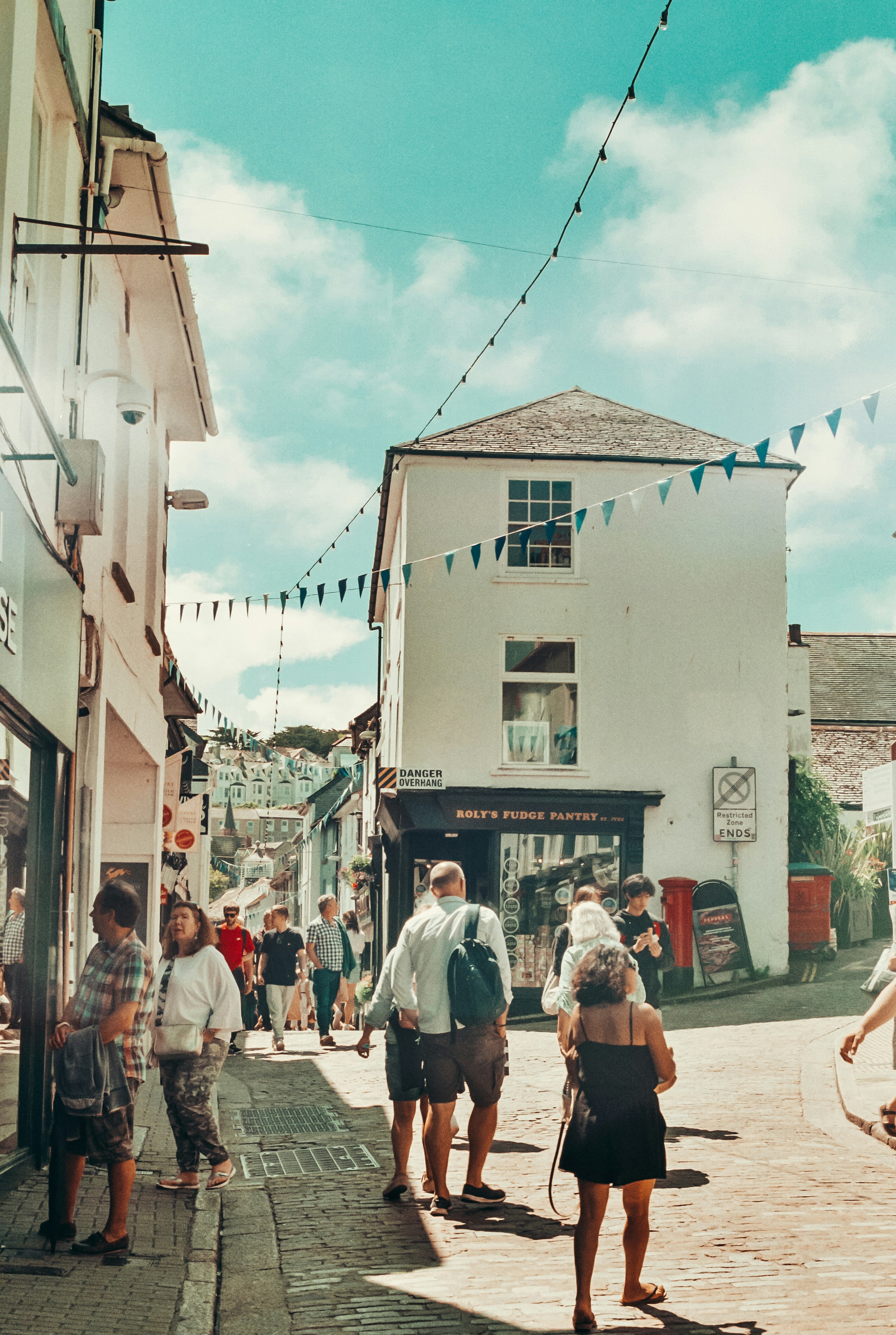 Un grupo de personas caminando por una calle