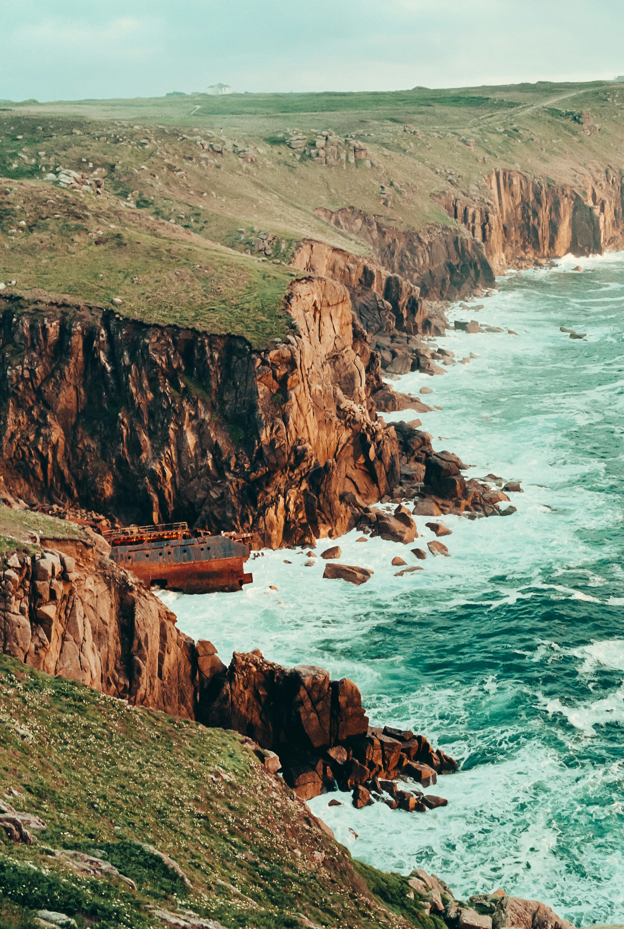 Una gran masa de agua junto a un acantilado rocoso