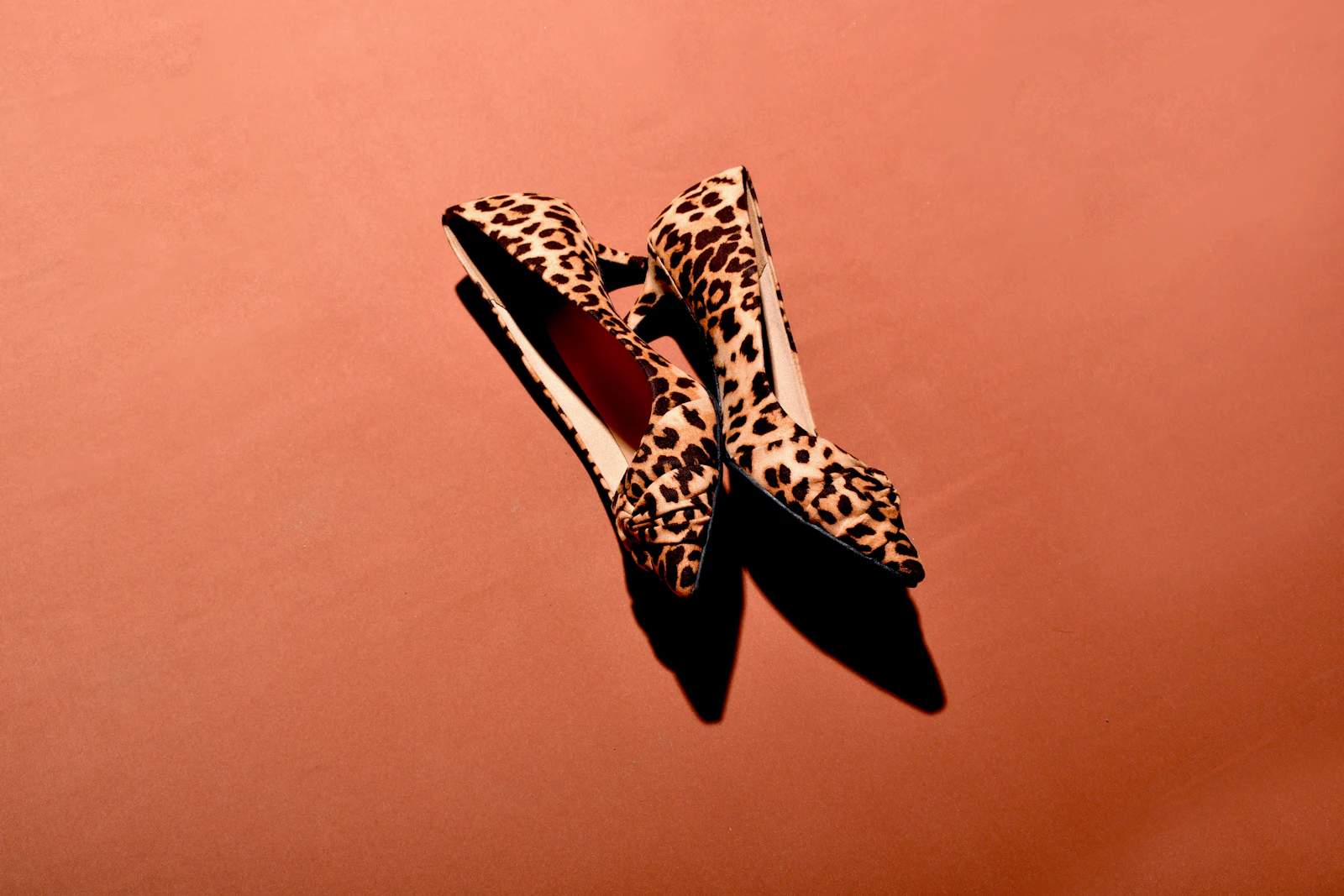 O mocassim com meia aparente: o toque preppy que virou elegância