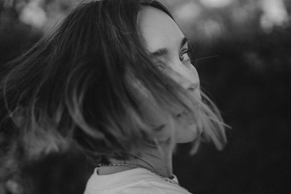 ein Schwarz-Weiß-Foto einer Person mit langen Haaren