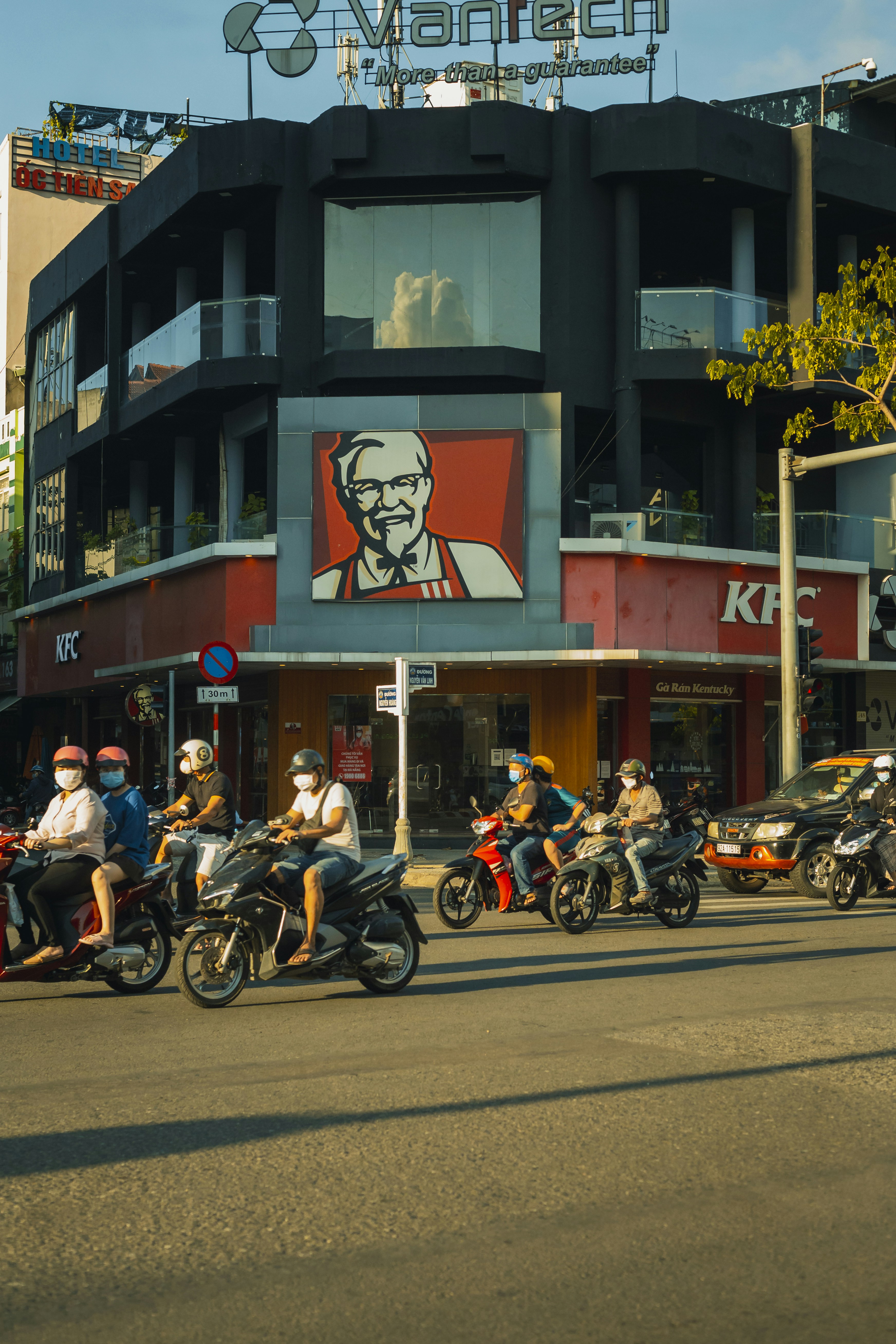 un groupe de personnes conduisant des motos dans une rue