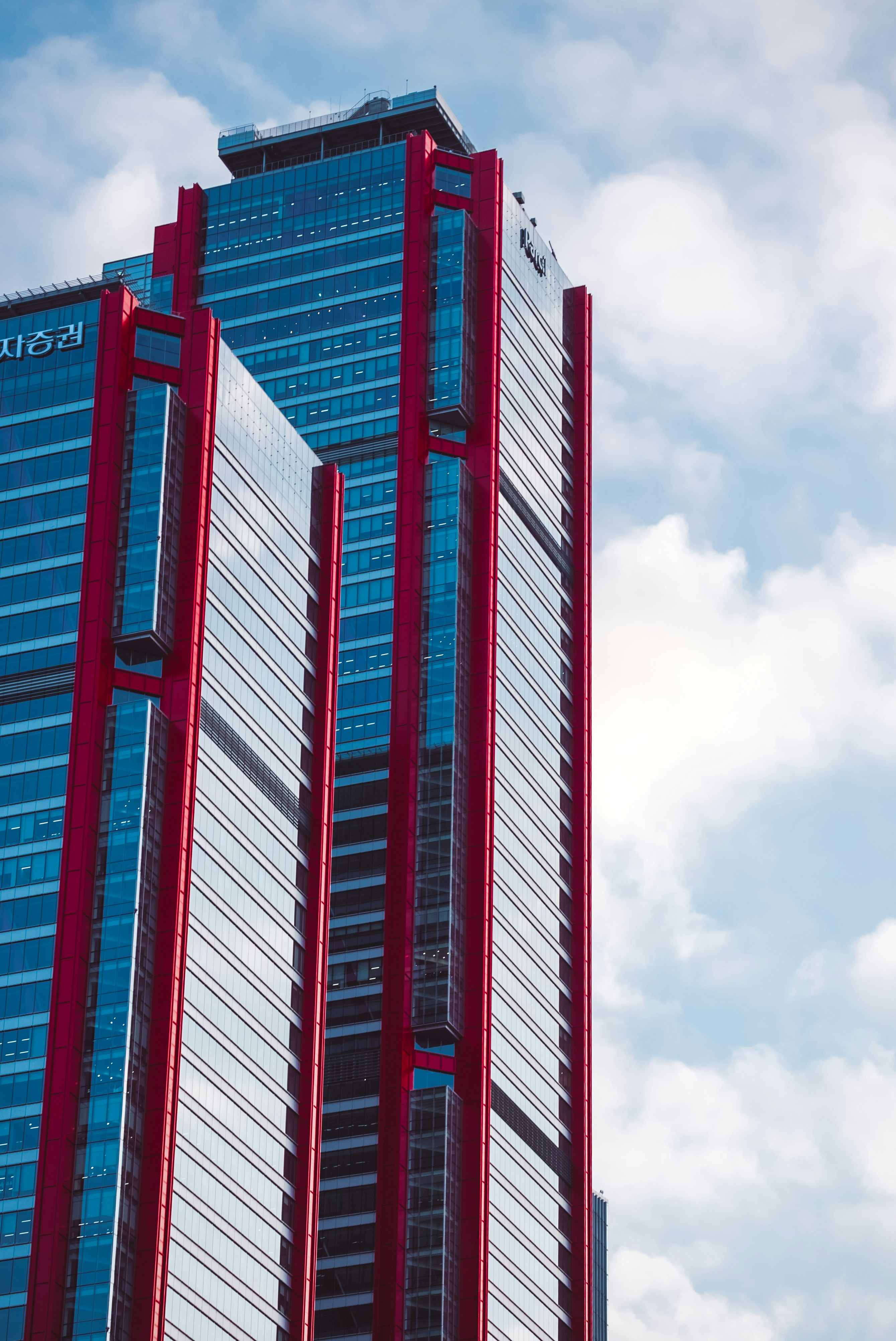 A tall red building with a sky background photo – Free Hanriver Image ...