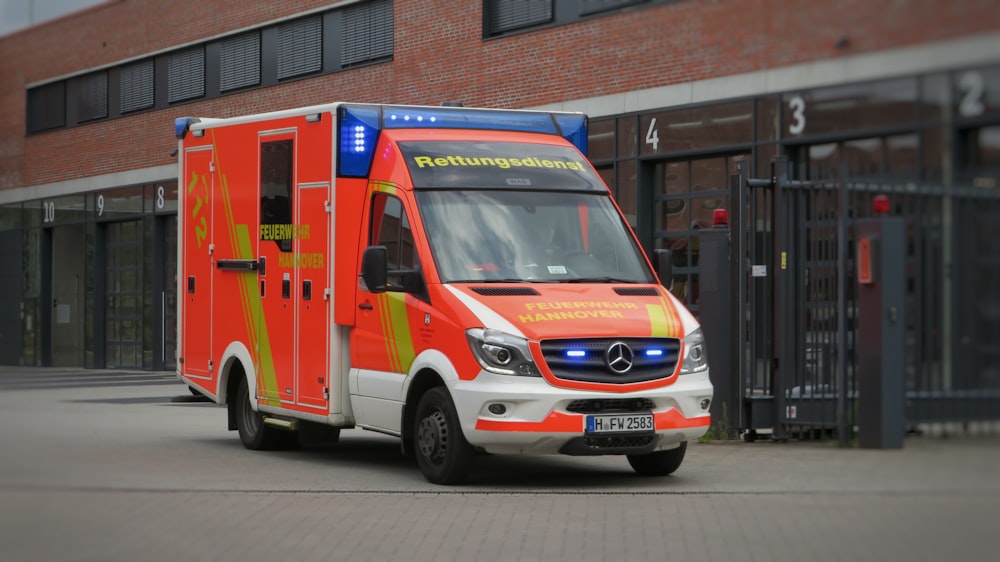 Ein Krankenwagen ist vor einem Gebäude geparkt