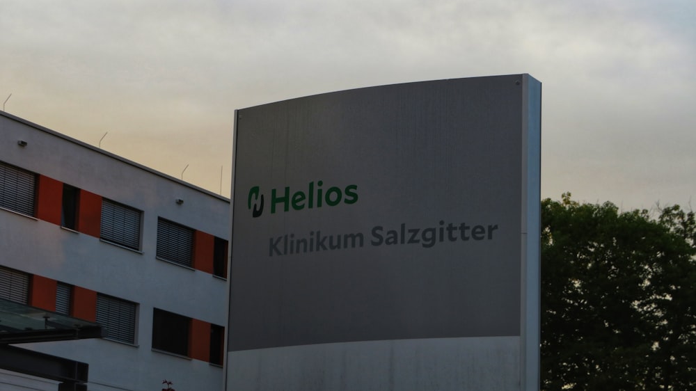 Un bâtiment avec un panneau qui dit Khlum Salzgitter