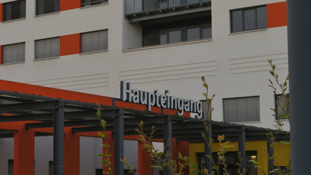 Un bâtiment avec un panneau qui dit Haupteing