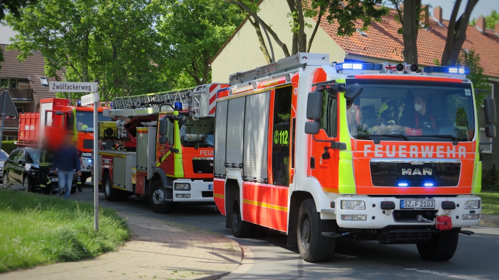 Un camion de pompiers roulant dans une rue