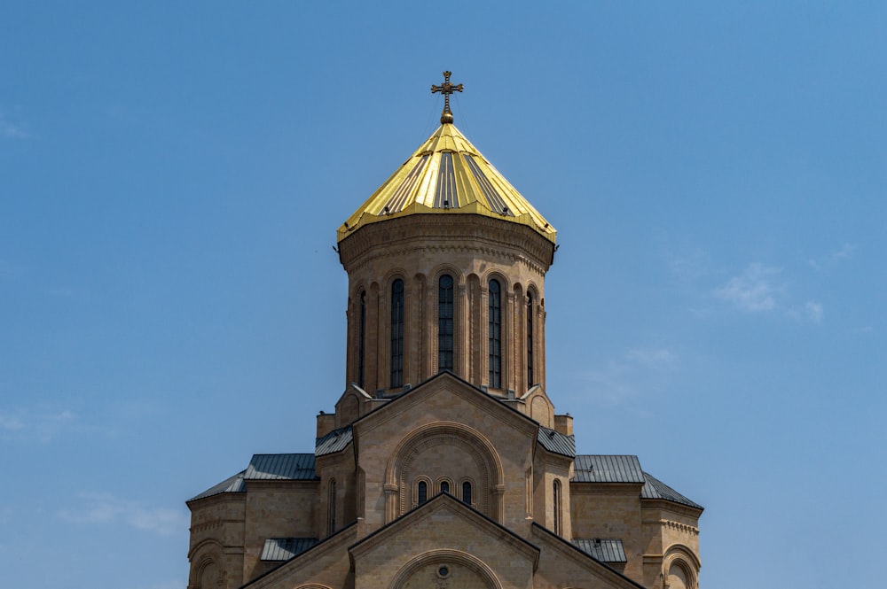 Un campanile della chiesa con una croce in cima
