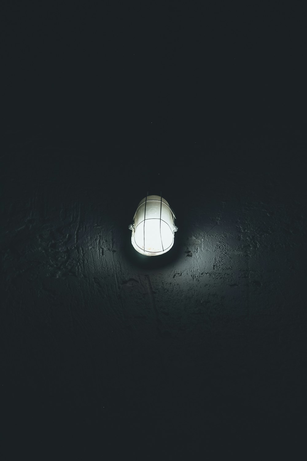 uma luz que está na lateral de uma parede